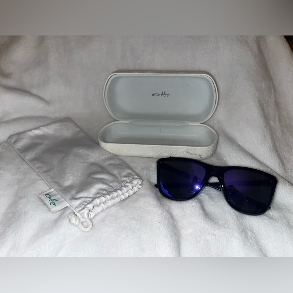 Oakley Reverie Black and Blue/Purple Sunglasses with White Case